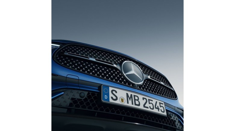 Νέο μπροστινό τμήμα με σπορ μάσκα και Mercedes-Benz Pattern.