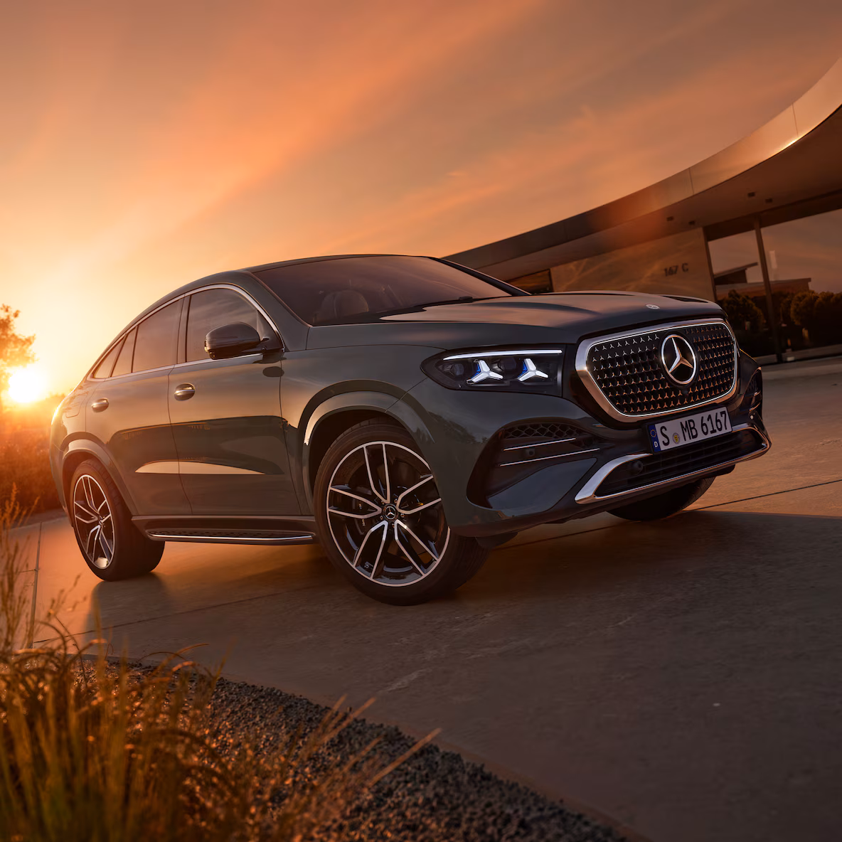 Mercedes-Benz GLE Coupé σε εμπρός πλάγια όψη στο ηλιοβασίλεμα