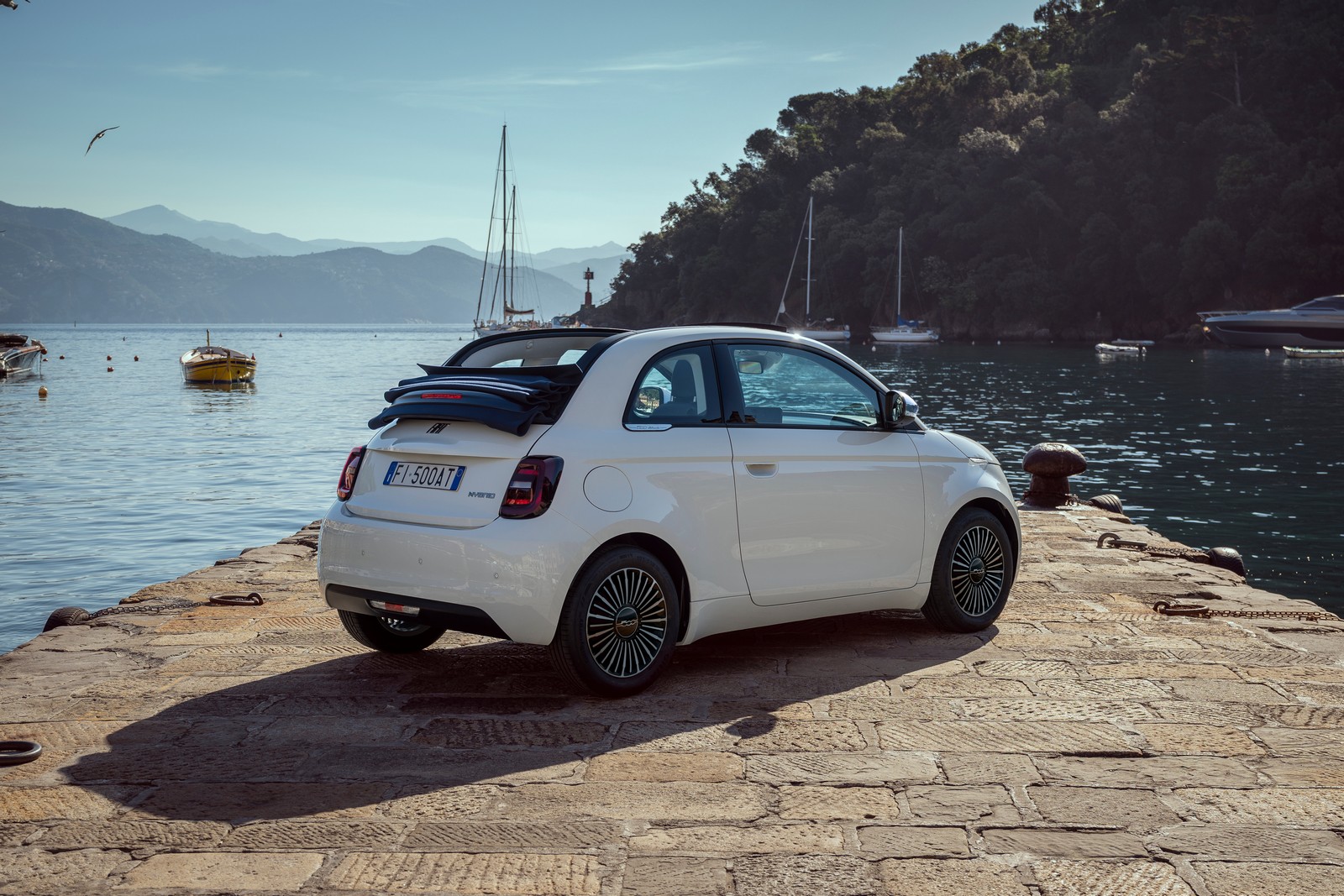 Λευκό FIAT 500 Hybrid Cabrio δίπλα στη θάλασσα