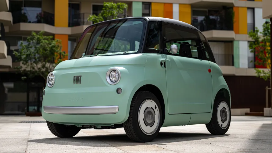 Πράσινο ηλεκτρικό FIAT Topolino με μαύρη οροφή