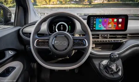 Εσωτερικό FIAT 500 Hybrid με οθόνη πολυμέσων και χειροκίνητο κιβώτιο