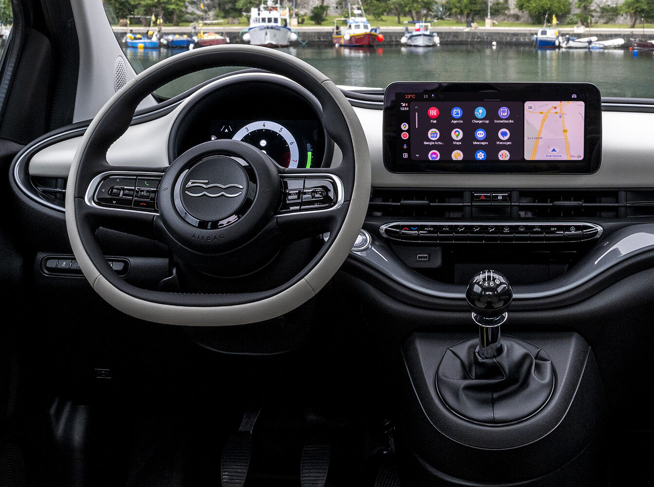 Εσωτερικό FIAT 500 Hybrid με οθόνη αφής και χειροκίνητο κιβώτιο