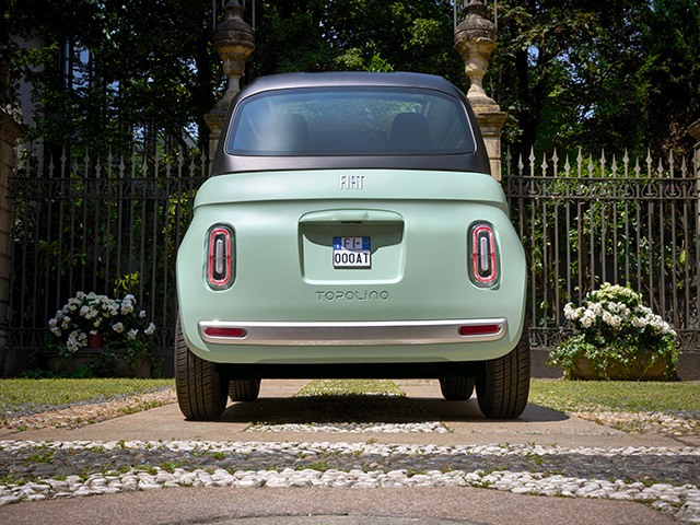 Πίσω όψη πράσινου ηλεκτρικού FIAT Topolino