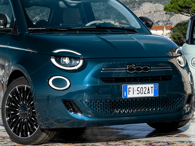 Μπλε FIAT 500 Hybrid σε εμπρός όψη