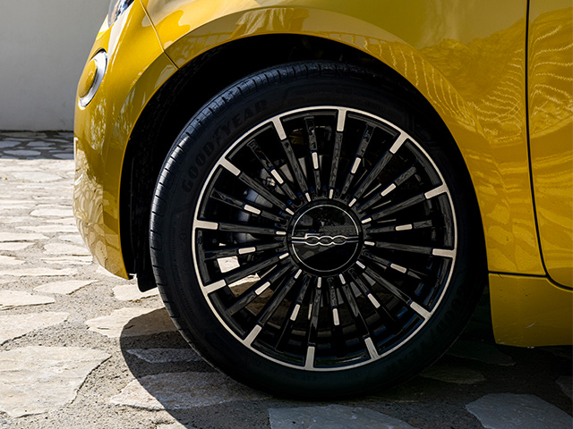 Μαύρη ζάντα αλουμινίου του κίτρινου FIAT 500 Hybrid