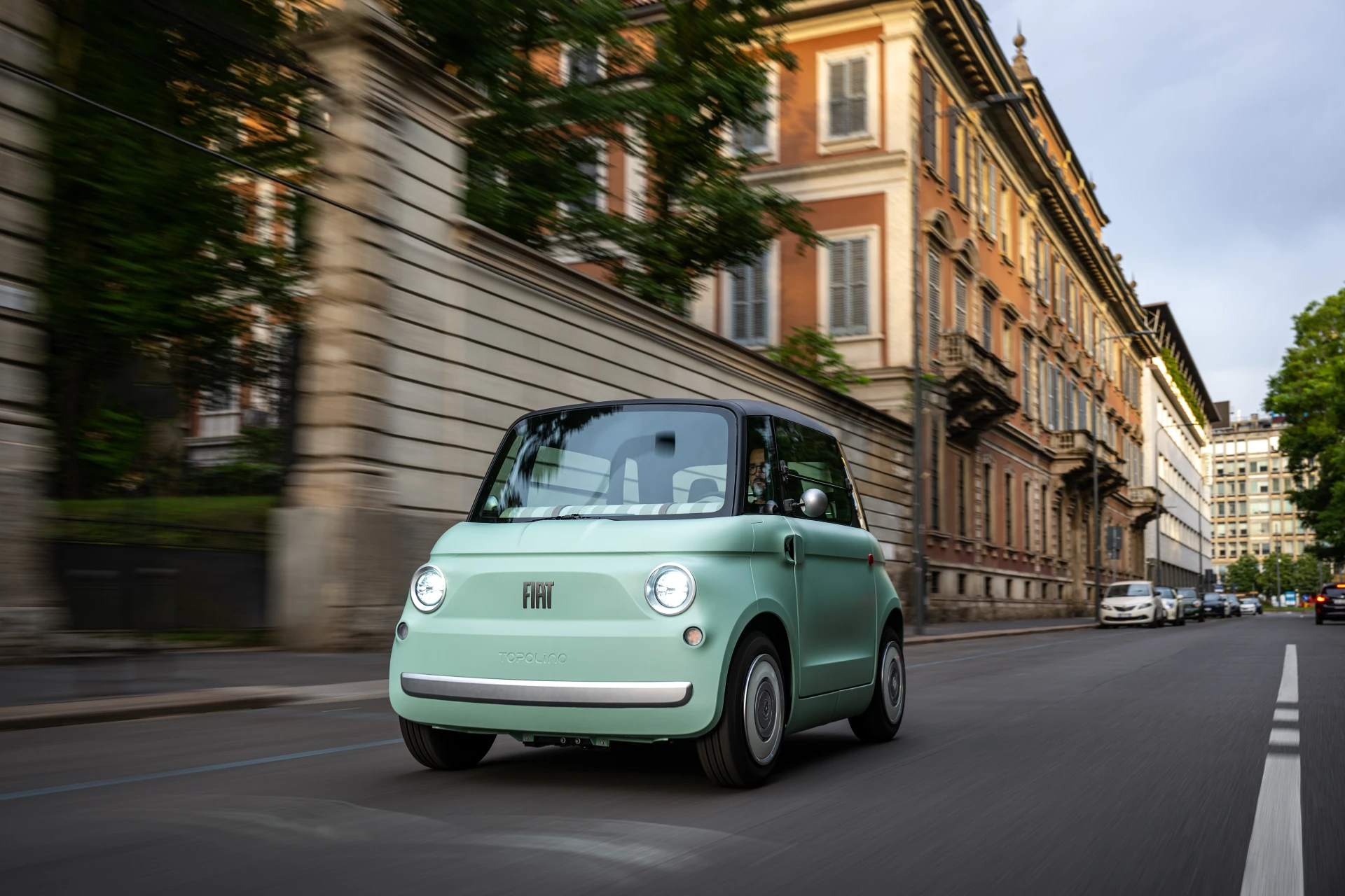 Πράσινο ηλεκτρικό FIAT Topolino σε αστικό δρόμο